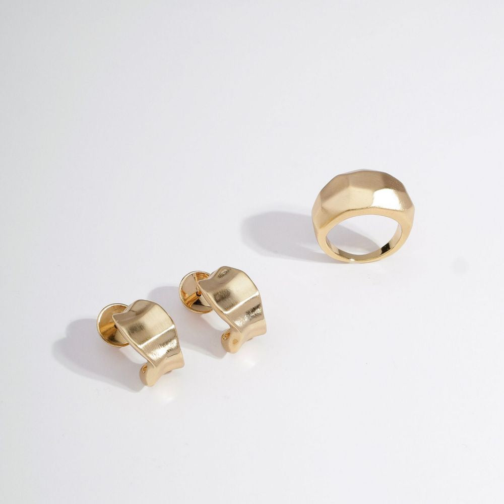 Petit Waves Hoop Earring